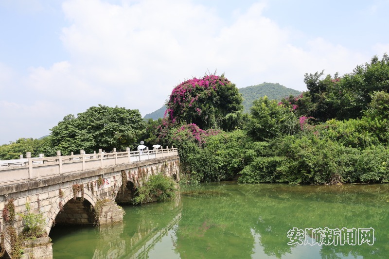 黄果树镇石头寨村：青山叠翠揽客至 碧波清流入画来