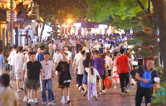 以水润文 以文促旅 贵州镇远古城掀起暑期旅游热潮_fororder_镇远古城步行街人流如织（江春健 摄）.JPG