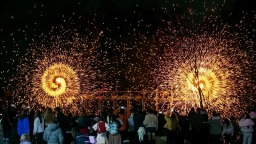 贵阳市双龙航空港经济区：千灯映雪耀双龙 铁花火雨迎新春