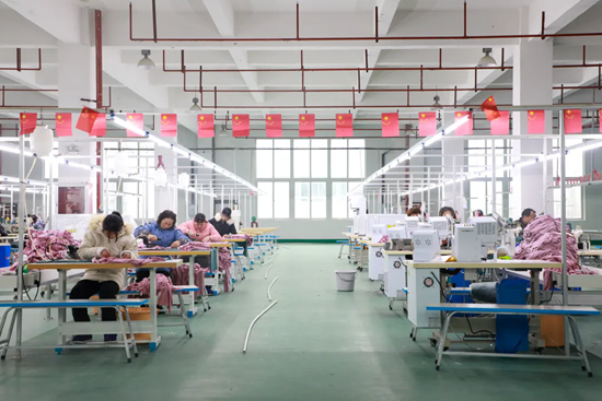 贵州都匀：兴特色产业 强县域经济_fororder_顺博（贵州）科技服饰有限公司生产线.webp