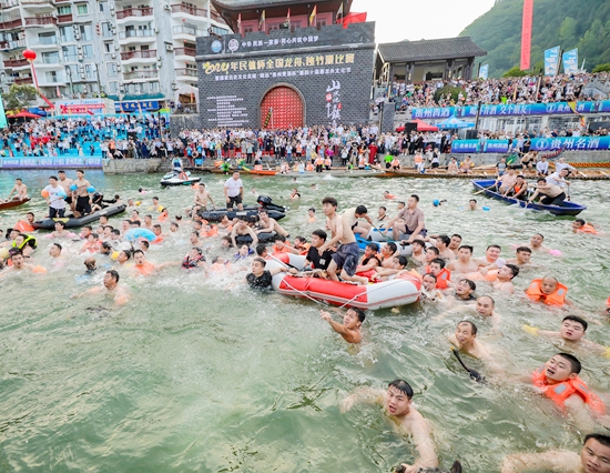贵州镇远：龙舟竞渡 桨叶飞舞间经济活力涌动_fororder_IMG7118.JPG