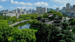 贵阳甲秀楼：秋阳染碧水 吸引八方来客