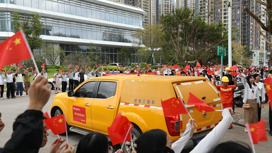 千里驰援抗台风 贵州长顺供电局奋战广东湛江助万余户复电_fororder_湛江市民手持五星红旗，热情地挥舞着，向驰援车辆表达敬意与不舍