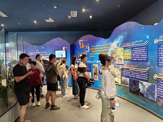 黔南州庆遇上暑假 “中国天眼”景区人气旺_fororder_640 (5)