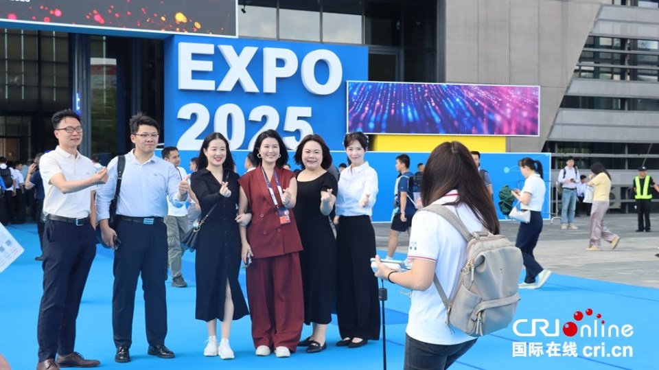 2025数博会 | 未来已来！无人机足球赛 机器人打八段锦 贵阳变身科幻现场_fororder_参会观众合影.JPG