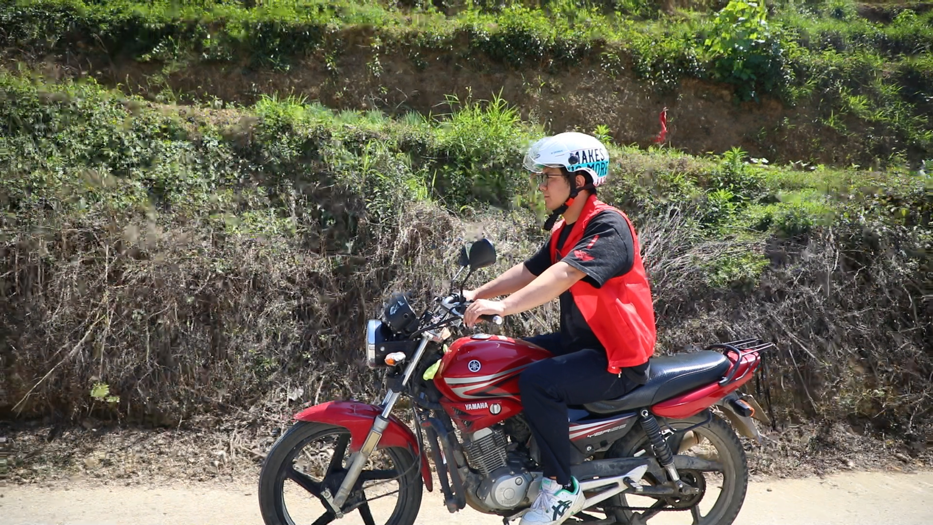 侯博文：驻村路上的“摩托书记”