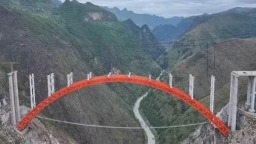 六盘水市水城区古牛河特大桥建设正酣