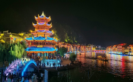 以水润文 以文促旅 贵州镇远古城掀起暑期旅游热潮_fororder_镇远古城大型山水实景演艺《㵲水月明》镇江阁演出现场 （江春健  摄） 