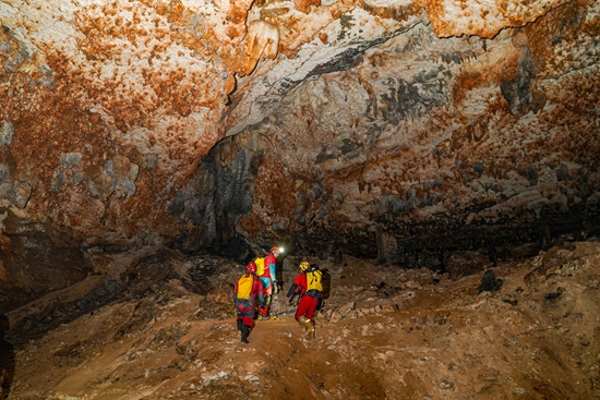 新增2.6公里 贵州绥阳双河洞以439.7公里稳居亚洲第一长洞_fororder_科考队深入洞穴9