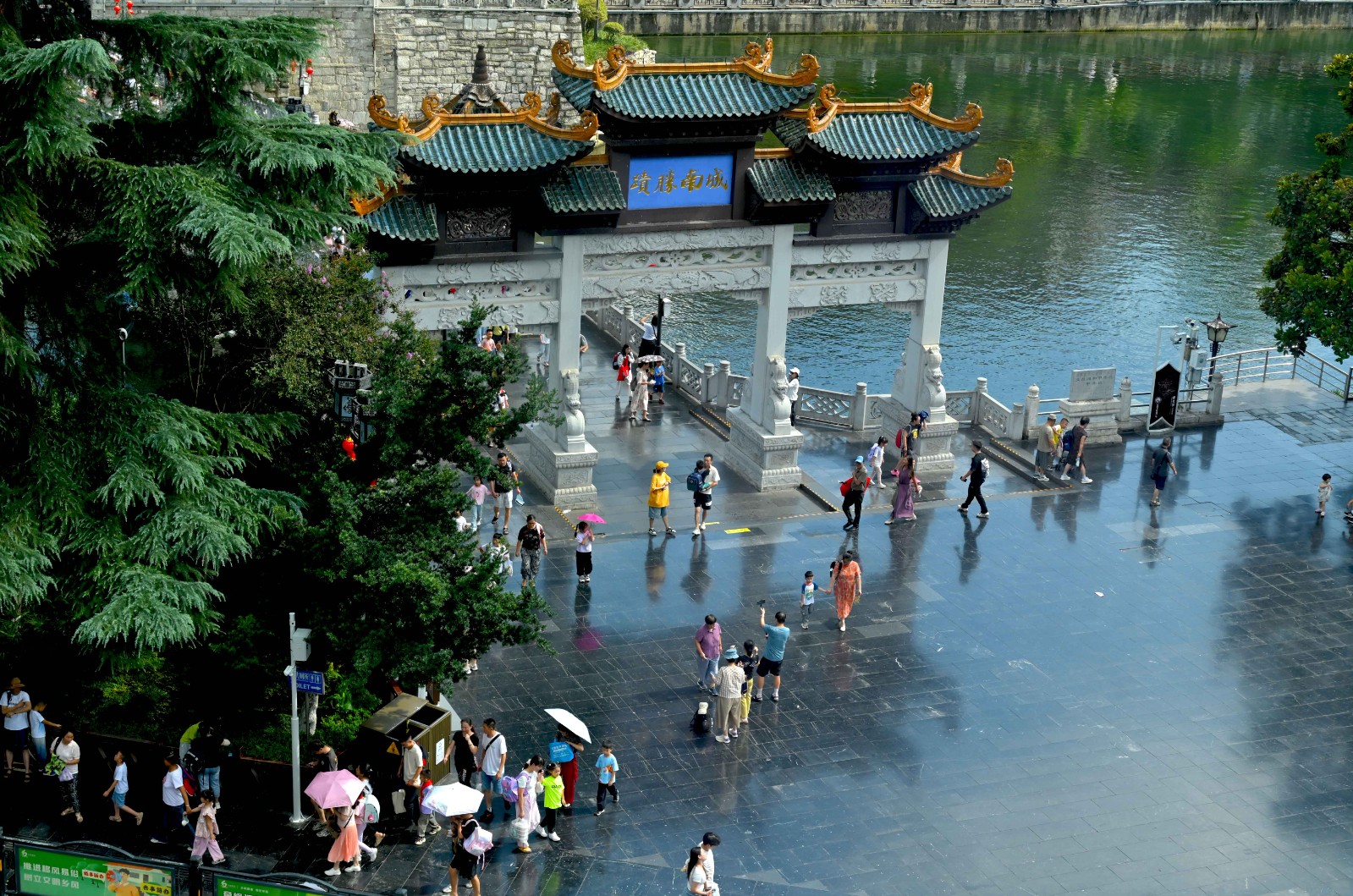 贵阳甲秀楼：秋阳染碧水 吸引八方来客