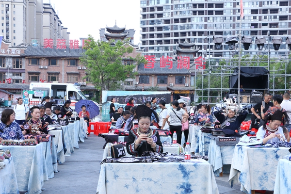贵州荔波：近百名绣娘同台竞技 巧手绣出美好生活_fororder_活动现场5.JPG