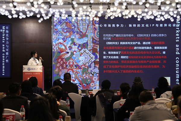 贵州施秉绣娘巧手绘锦绣 指尖绣芳华 贵州施秉绣娘巧手绘锦绣 指尖绣芳华_fororder_图为:大赛比拼环节现场 施秉县妇联 供图 (2)