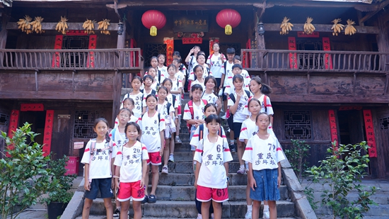 贵州惠水：以赛为桥 足球小将带热好花红生态文化游_fororder_合影留念 (3).JPG