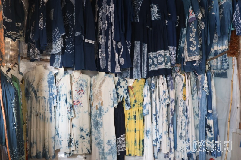 黄果树镇石头寨村：青山叠翠揽客至 碧波清流入画来