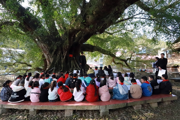黎平会议纪念馆：让红色文化“活”起来 社科普及“火”起来_fororder_图3：古榕下忆村史、感党恩.JPG