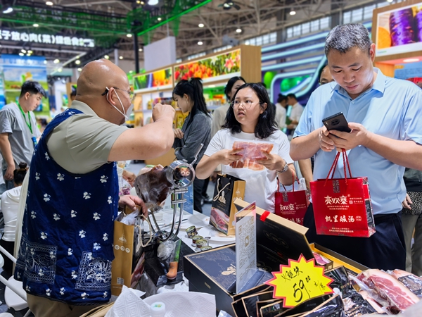 2025年全国农产品产销大会（南部片区）在贵阳开幕_fororder_展现会上群众购买各地美食