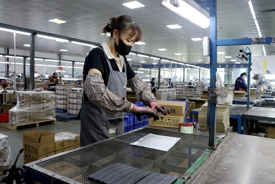 贵州独山：磁电生产“满格电” 订单交付稳向前_fororder_20250924105940-yTiyeT-