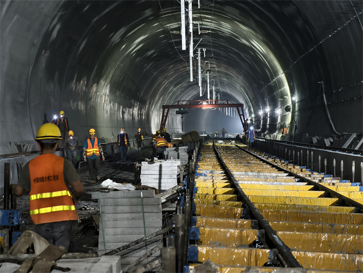 毫米级精度筑造高铁底盘！盘兴铁路无砟道床施工冲刺收官