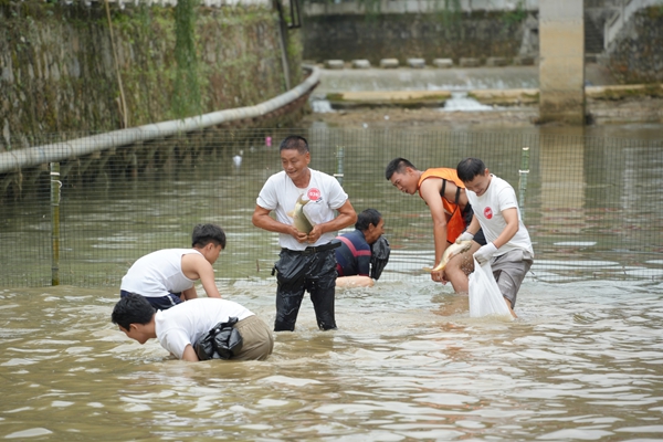 贵州仁怀举行2025年农民丰收节暨喜丰趣味运动会_fororder_捉鱼比赛现场 (2).JPG