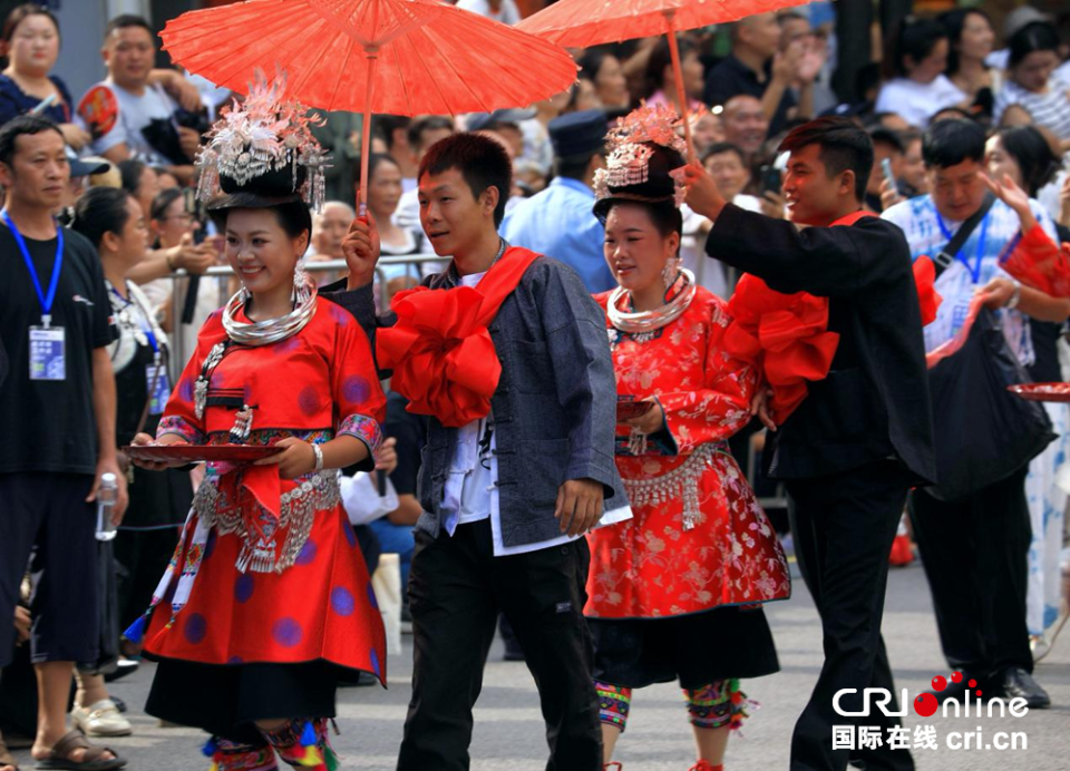 贵州丹寨：万人非遗盛装巡演共绘民族团结“同心圆”_fororder_图片5