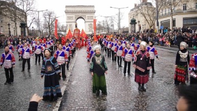 过年啦！法国巴黎香榭丽舍大街上演“我在贵州等你”