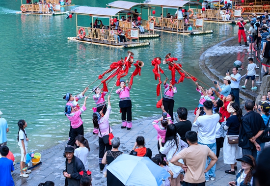 35万人次奔赴 2.31亿元消费！罗甸文旅交出“双节”亮眼成绩单_fororder_游客欣赏景区民俗文化表演（史传鸿 摄）