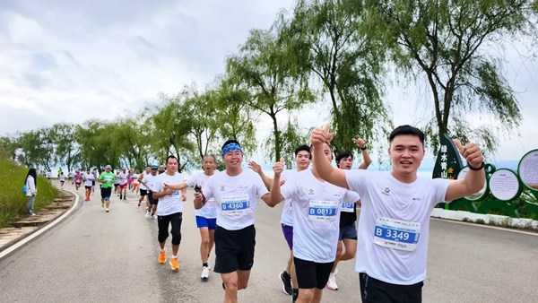 2025威宁半程马拉松鸣枪 万名跑者畅跑草海之滨_fororder_4