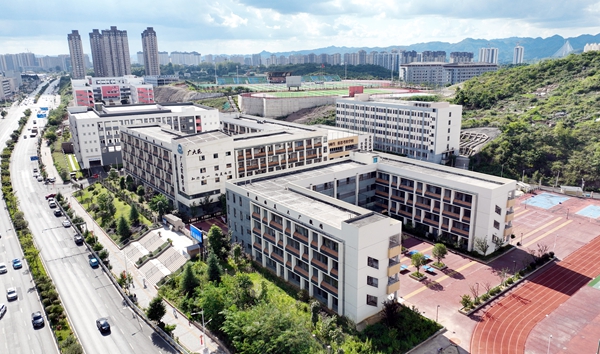 擎旗奋进兴教育 贵阳清镇市以磅礴之势锚定教育强市新征程_fororder_清镇市广大实验学校航拍图。沈建华 摄.JPG