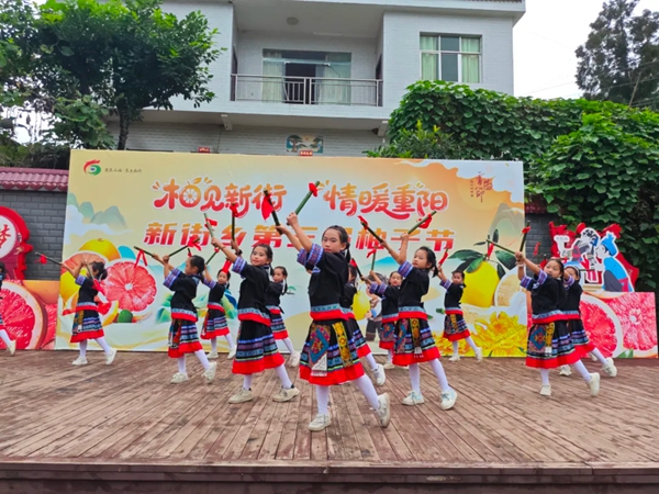 六盘水市水城区新街乡柚子节甜蜜爆棚：5.16千克“柚王”诞生 村民游客共享丰收狂欢_fororder_1