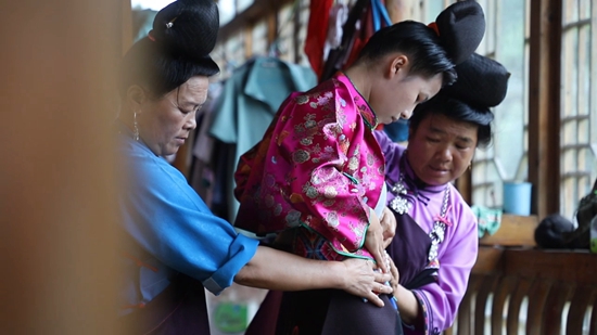 贵州丹寨：非遗周开幕在即 扬武精心“盛装”以待_fororder_苗家姑娘对镜梳妆、穿婚服