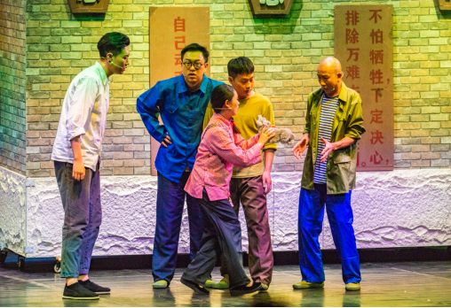 “我们就是故事本身” 话剧《三线日记》首演引发三线人集体共鸣