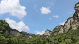贵州修文大屯村：悬崖峭壁穿上“安全裙”