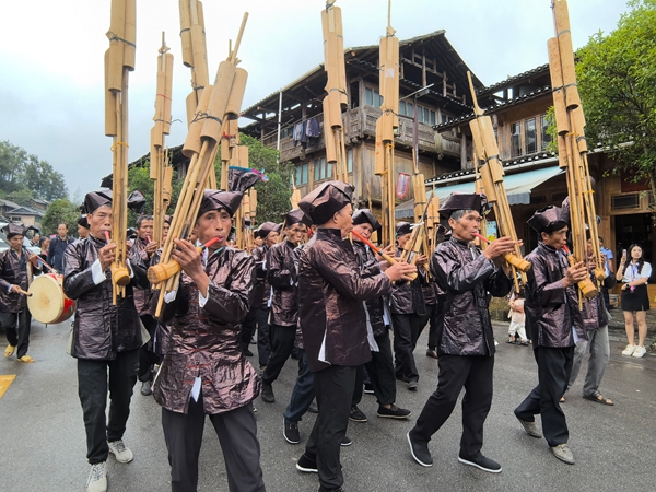 贵州黎平黄岗“香禾糯”节启幕：千年侗寨品糯香 世界乡村展新颜_fororder_民族盛装巡游中的芦笙方队（陈玉摄） - 副本