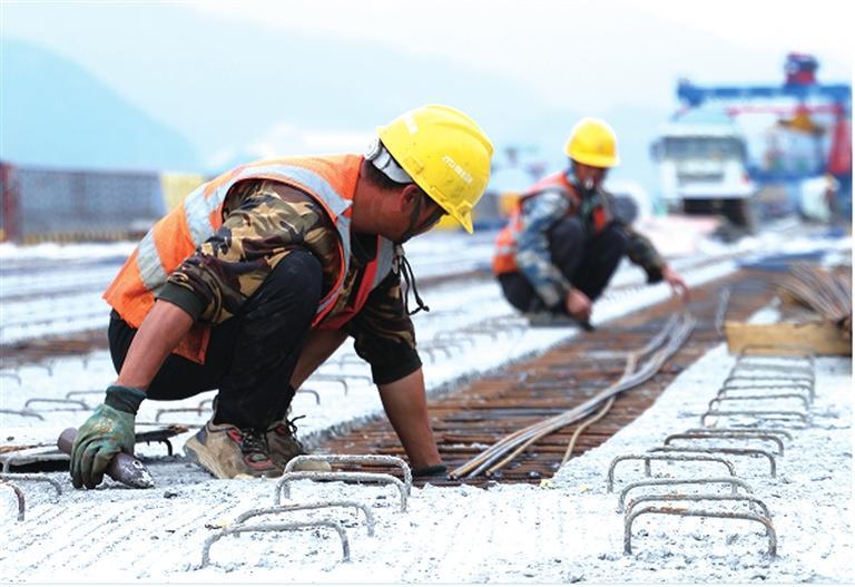 来自安盘高速建设工地的报道——巨龙遨游入“画廊”_fororder_微信图片_20250514092221