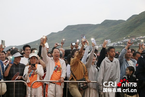 毕节2025火把狂欢暨避暑旅游季火热进行中 六万余人共赴文旅盛宴_fororder_游客互动1