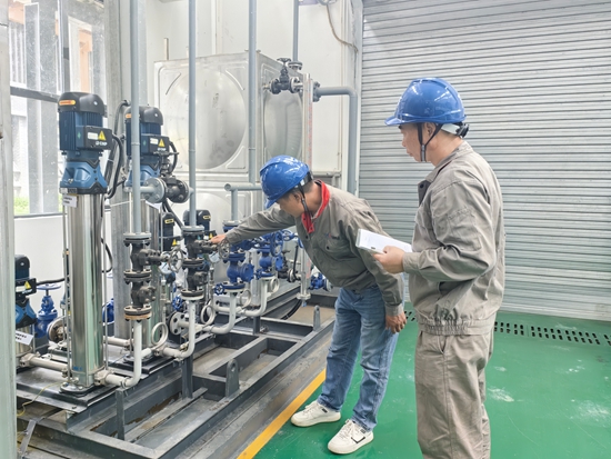 贵州仁怀：“油改电”让企业实现绿色低碳生产_fororder_电极锅炉控制室工作人员正在检查设备