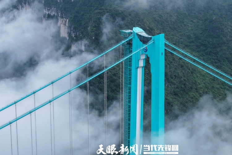 雾绕青峦，桥锁烟霞！花江峡谷大桥宛若山水墨卷