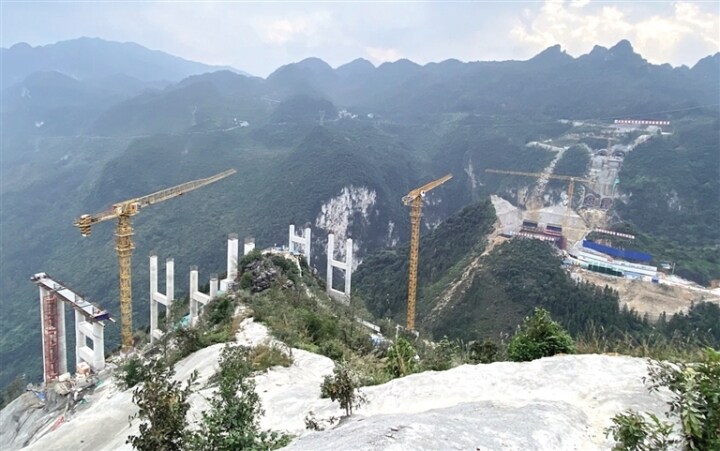 来自安盘高速建设工地的报道 贯通天险“六车河”