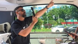 拉美记者贵州行｜“拉美也想整一个！” 国外百万大V在贵州种草“土豆巴士”