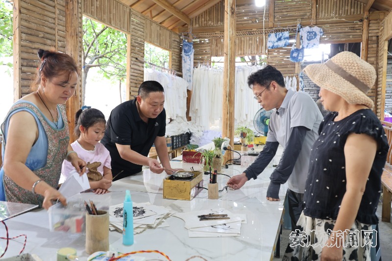 黄果树镇石头寨村：青山叠翠揽客至 碧波清流入画来