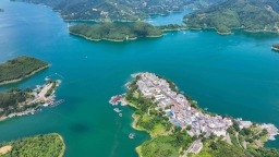 航拍夏日的黔西南万峰湖