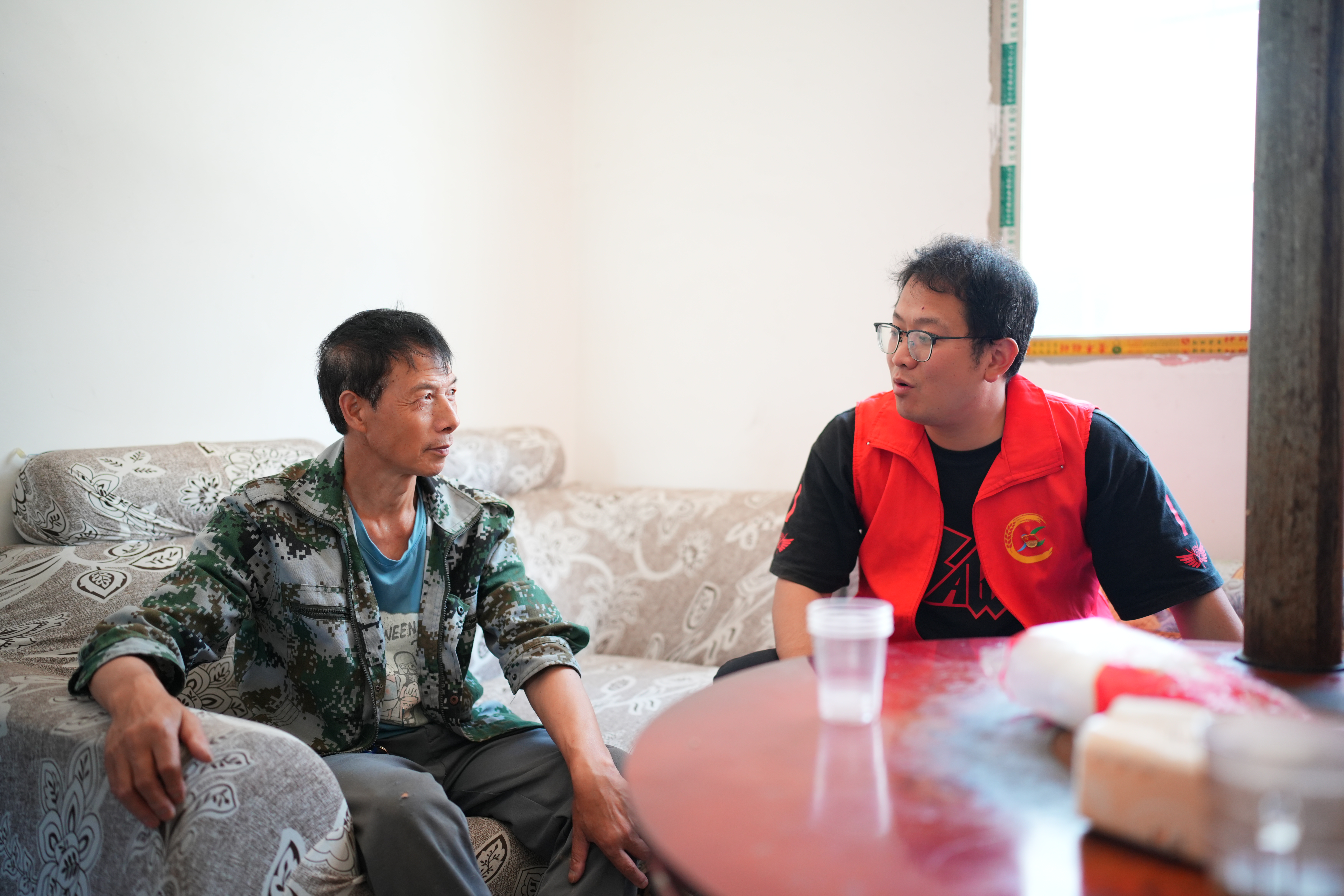 侯博文：驻村路上的“摩托书记”