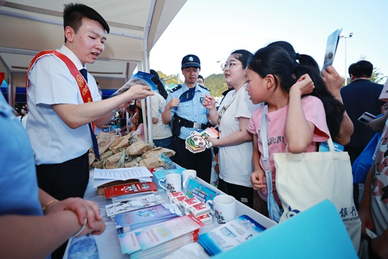 “交”响花溪反诈行 “乐”守钱财幸福盈音乐会在贵阳举办_fororder_20250705192039_ZYXL0702_batch_2_1751726594243