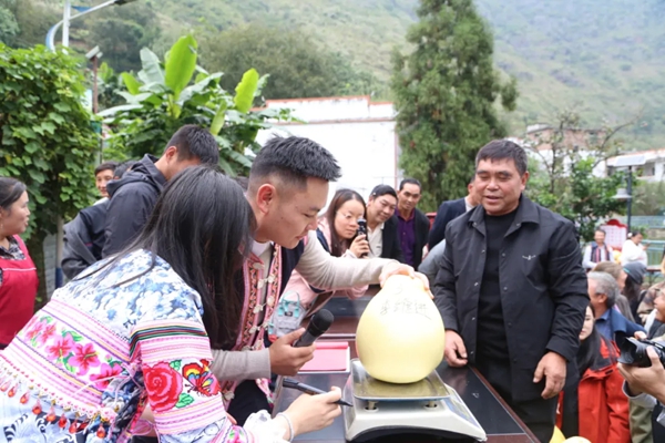 六盘水市水城区新街乡柚子节甜蜜爆棚：5.16千克“柚王”诞生 村民游客共享丰收狂欢_fororder_3