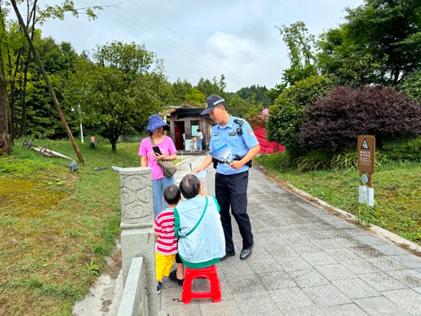 贵州正安：深耕“旅游警务” 擦亮“平安名片”_fororder_640 (2)