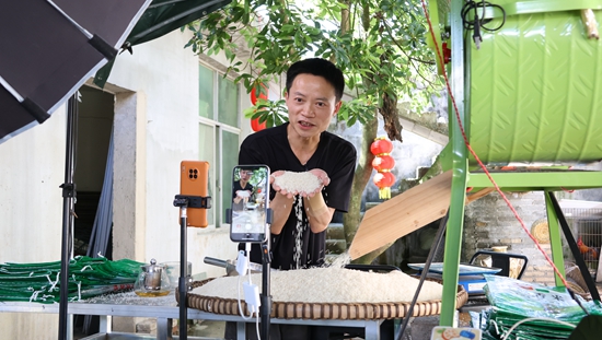 贵州独山：以“电商直播+黔货”解锁县域经济发展新活力_fororder_博主卢方贵正在直播