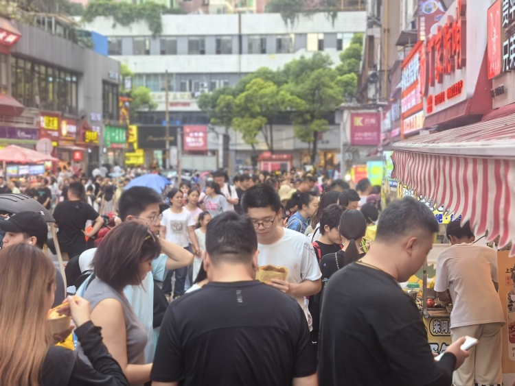 23℃的夏日清凉！贵阳：游客“人从众” 消费“火出圈”