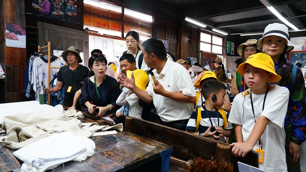 贵州丹寨：特色苗寨全力备战暑期旅游高峰_fororder_7月8日，游客在卡拉银匠村的苗族蜡染展厅参观，莫昌怡摄.JPG