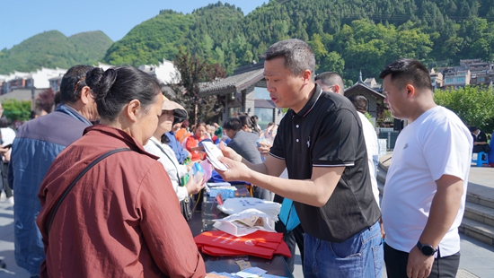 贵州镇远举行“综治平安建设宣传月”启动仪式_fororder_3.JPG