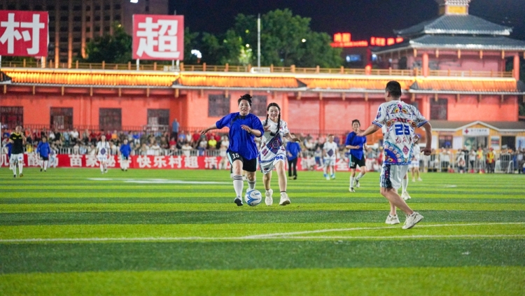 贵州“村超”两周年：全民狂欢 共享足球盛宴_fororder_2025年5月13日，贵州省黔东南苗族侗族自治州榕江县举行贵州“村超”两周年庆典，全民狂欢，共享足球盛宴（周光胜摄）。 (31).JPG